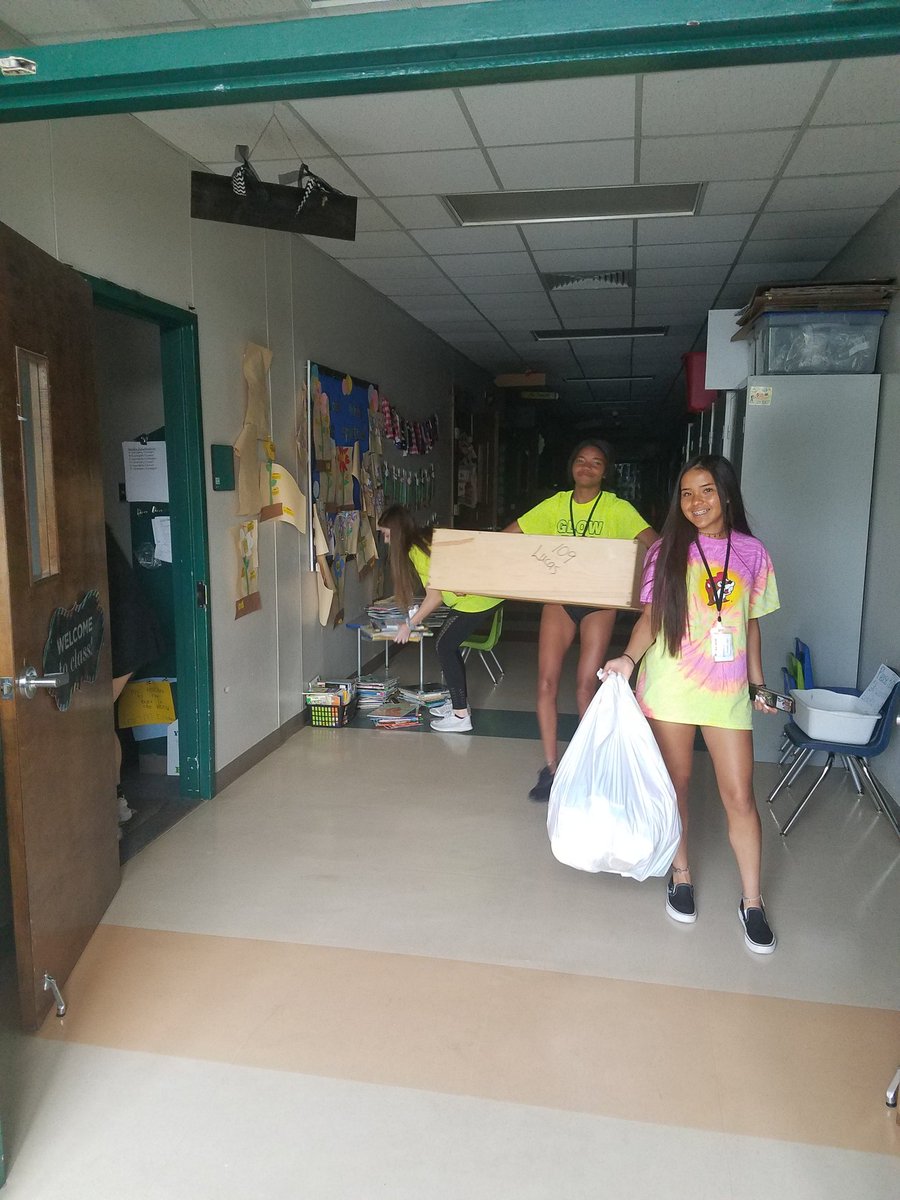 E_Edwards49's tweet photo. Some @MidloHeritage students helping out at J.R. Irvin Elementary. #MISDProud #GeniusWeek @taylor_mariane https://t.co/LK9MjpmiH3