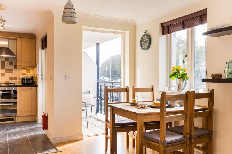 May Half Term week 24th-31st was £895 now £695 - DRIFTWOOD, 2 bedroom, 2 bathroom quayside apartment with balcony near #Falmouth, #Cornwall BOOK HERE : bit.ly/2aE4prK #MayHalfTerm #Holiday @WotchaMedia <a href="/LastMinuteSW/">Last Minute Cornwall</a> <a href="/VisitFalmouth/">Visit Falmouth</a> <a href="/VisitPenryn/">VisitPenryn</a> <a href="/FalRiver/">Fal River Cornwall</a> ☀️🍹⚓️⛵️