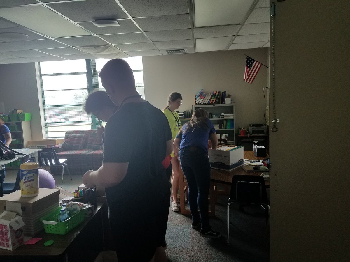 E_Edwards49's tweet photo. Some @MidloHeritage students helping out at J.R. Irvin Elementary. #MISDProud #GeniusWeek @taylor_mariane https://t.co/LK9MjpmiH3