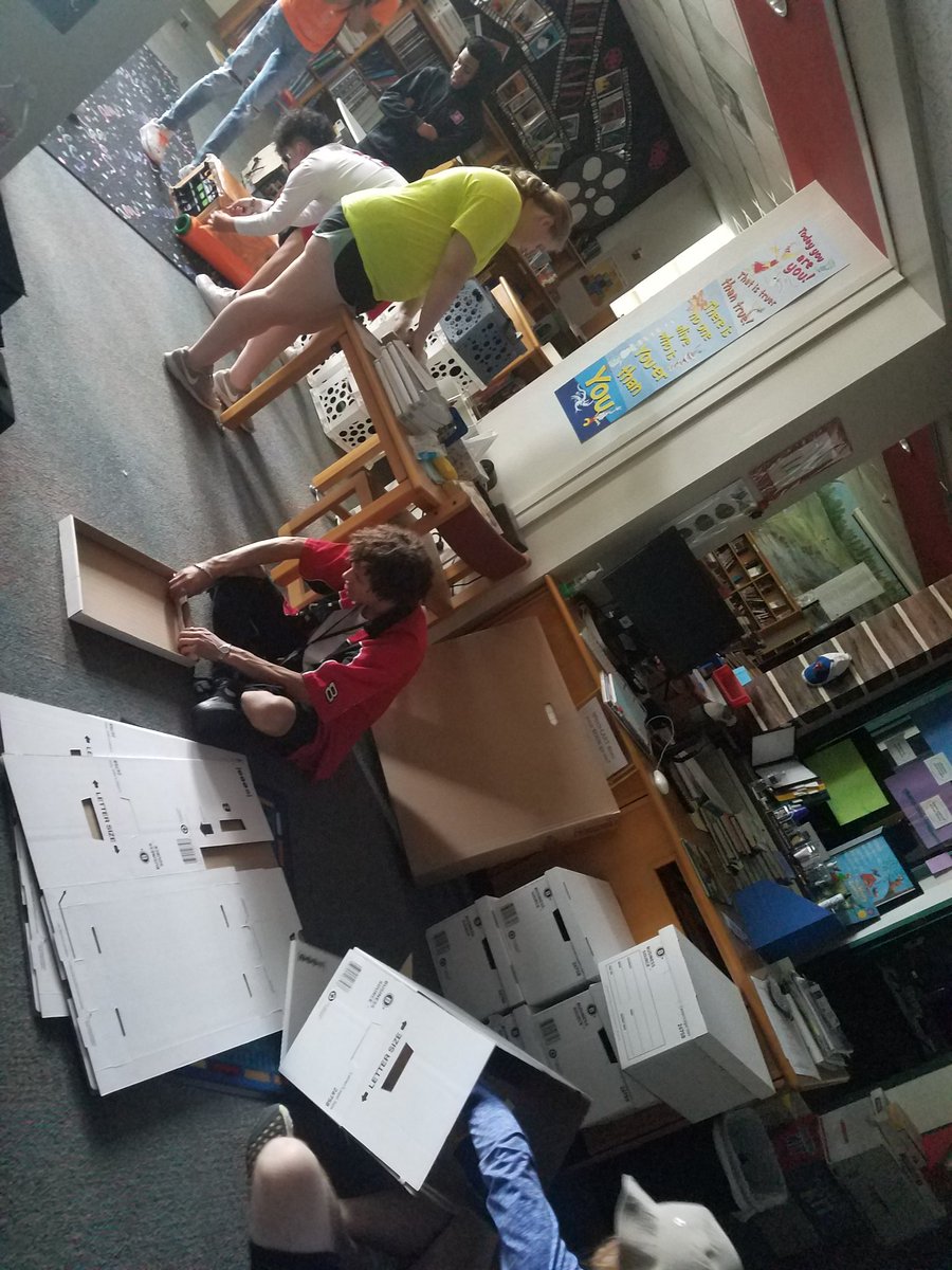 E_Edwards49's tweet photo. Some @MidloHeritage students helping out at J.R. Irvin Elementary. #MISDProud #GeniusWeek @taylor_mariane https://t.co/LK9MjpmiH3