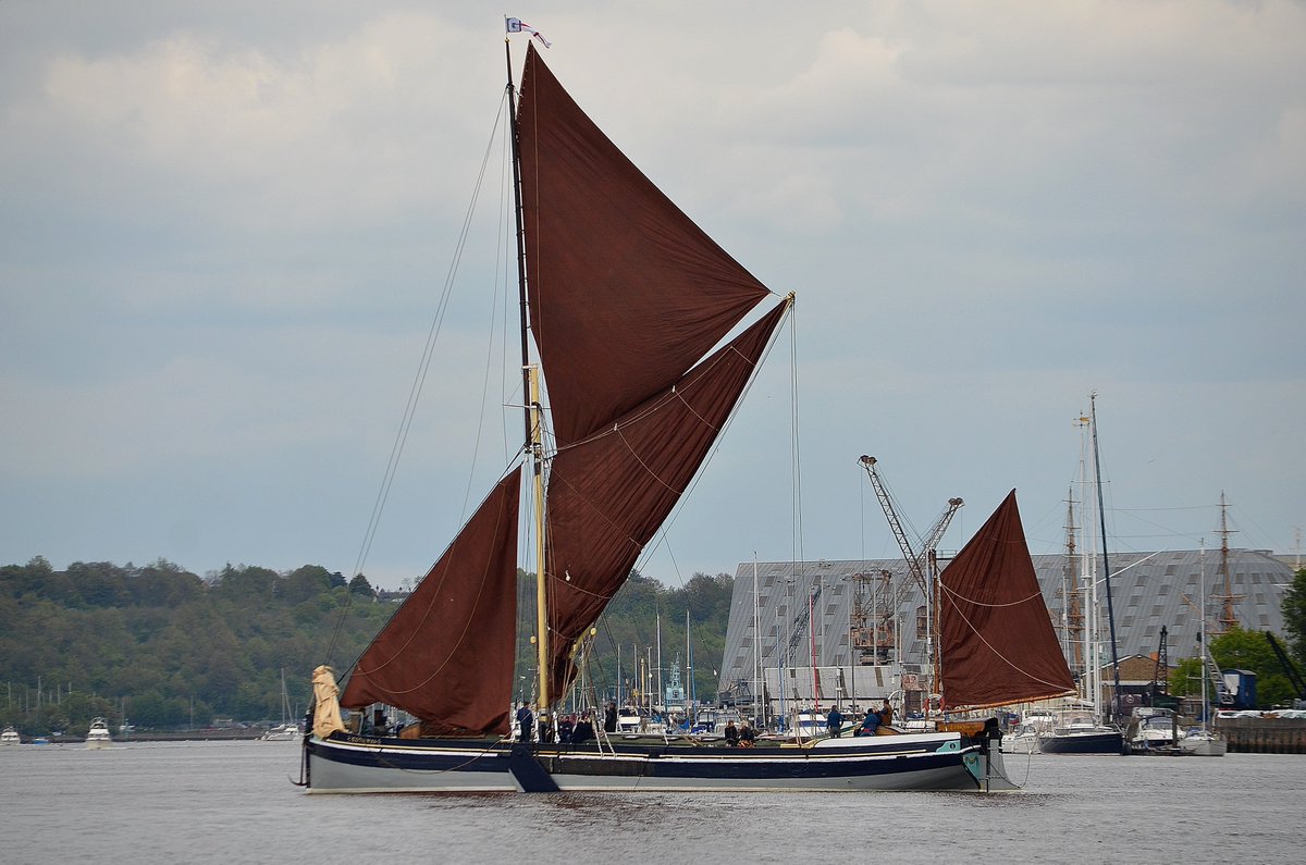 jason_photos's tweet photo. @barge_kitty  @RochesterBridge @NatHistShips @EdithMayTradCo nice sight on the river https://t.co/e9JZqk9KNa