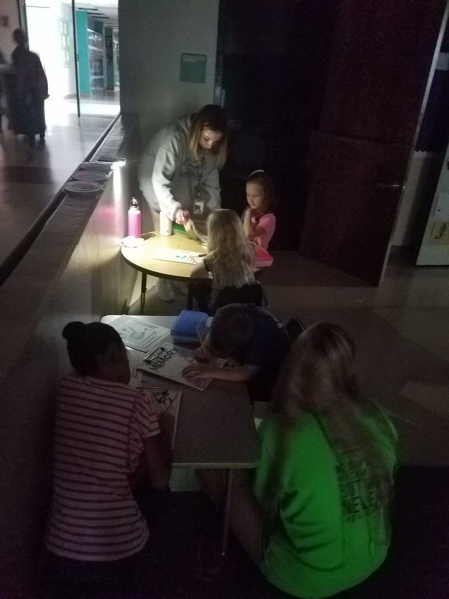 E_Edwards49's tweet photo. Some @MidloHeritage students helping out at J.R. Irvin Elementary. #MISDProud #GeniusWeek @taylor_mariane https://t.co/LK9MjpmiH3