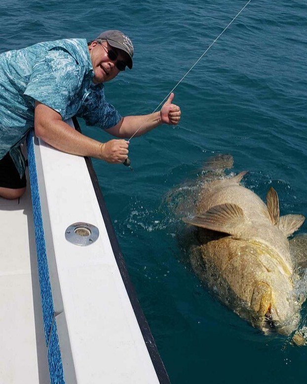 Zak Saki with MoMo a giant Goliath grouper #wreckfishing #toolethalcharters #keywestfishing bit.ly/2VmKIL8