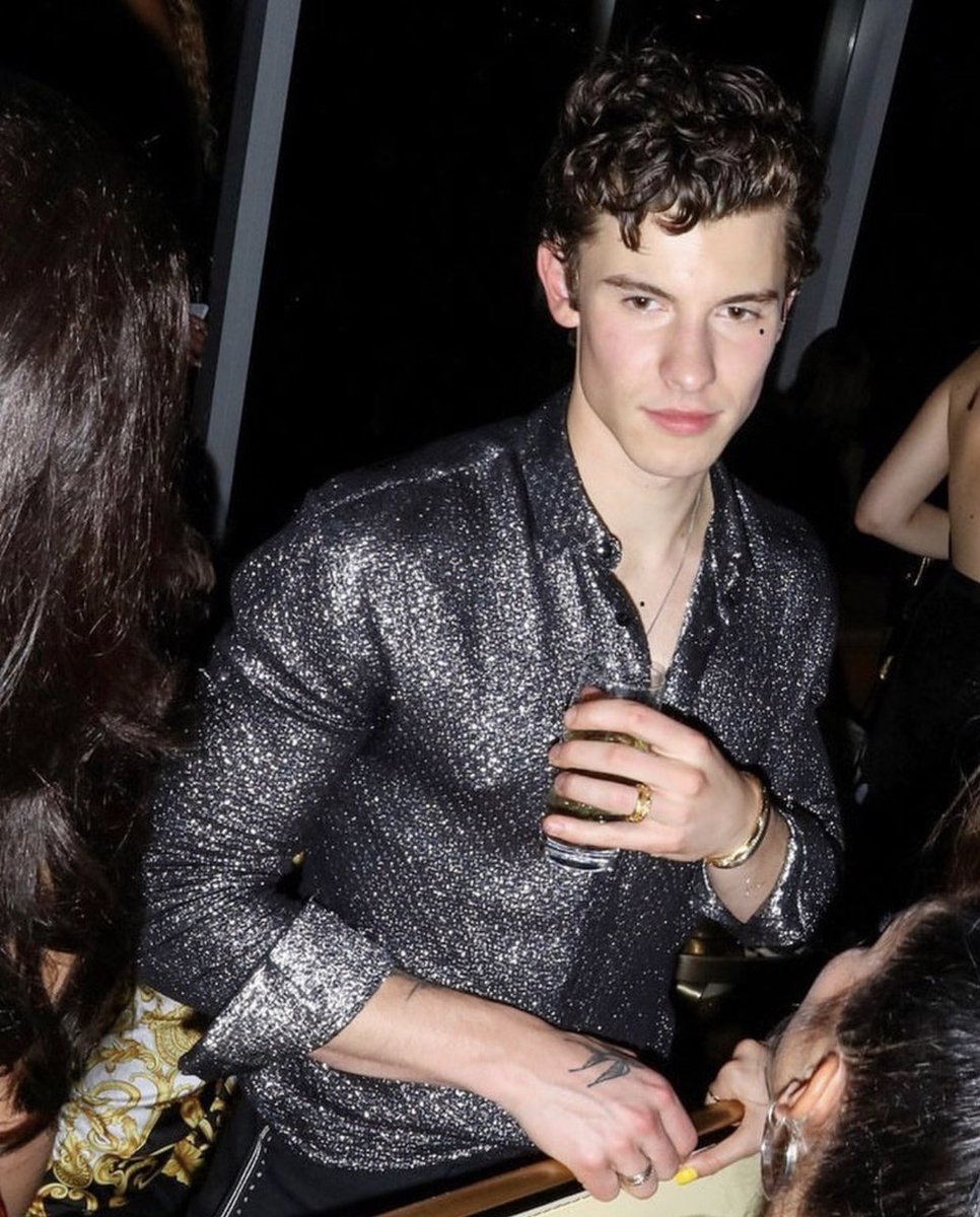 DailyMendesLife's tweet photo. A HQ PIC OF SHAWN’S SPARKLY SHIRT!!! GO OFF @ShawnMendes #MetGala https://t.co/cMx9OcQVi6