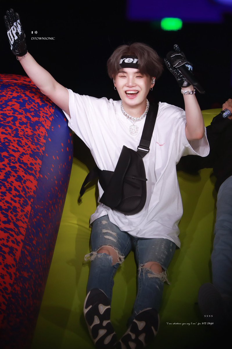 mintyoon09's tweet photo. \(≧∇≦)/

@BTS_twt #SUGA 
📷ref @dtownsonic_suga thank you :) https://t.co/cJl41oF5q6