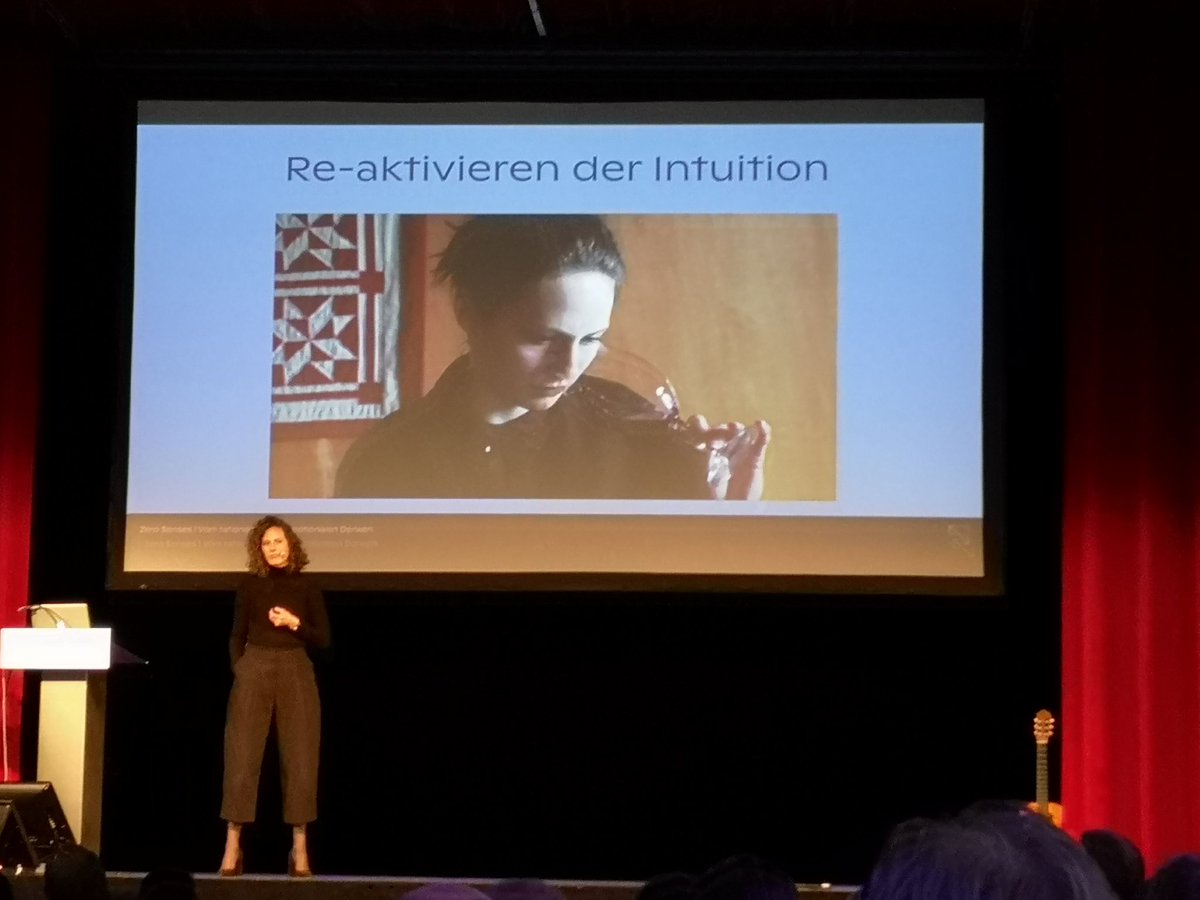 DaVossyFrau's tweet photo. Wie man vom rationalen zum emotionalen Denken kommt, verrät @tanja_schug am #PMFJT19 #xtra #Zürich #Projektmanagement https://t.co/bSyIMEgAIX