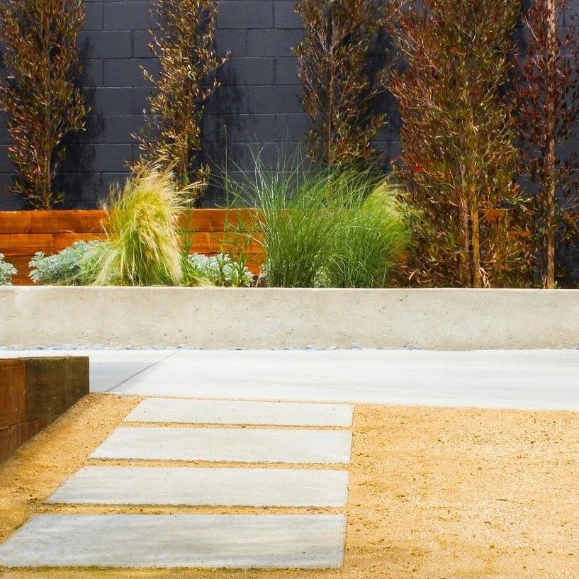 FloresArtscape's tweet photo. Did you know that #droughttolerant #landscaping doesn't mean your #design options are limited?
Take this colorful collection of #decomposedgranite, #pavers, and #plants, for example! https://t.co/lUaPnbGpAJ