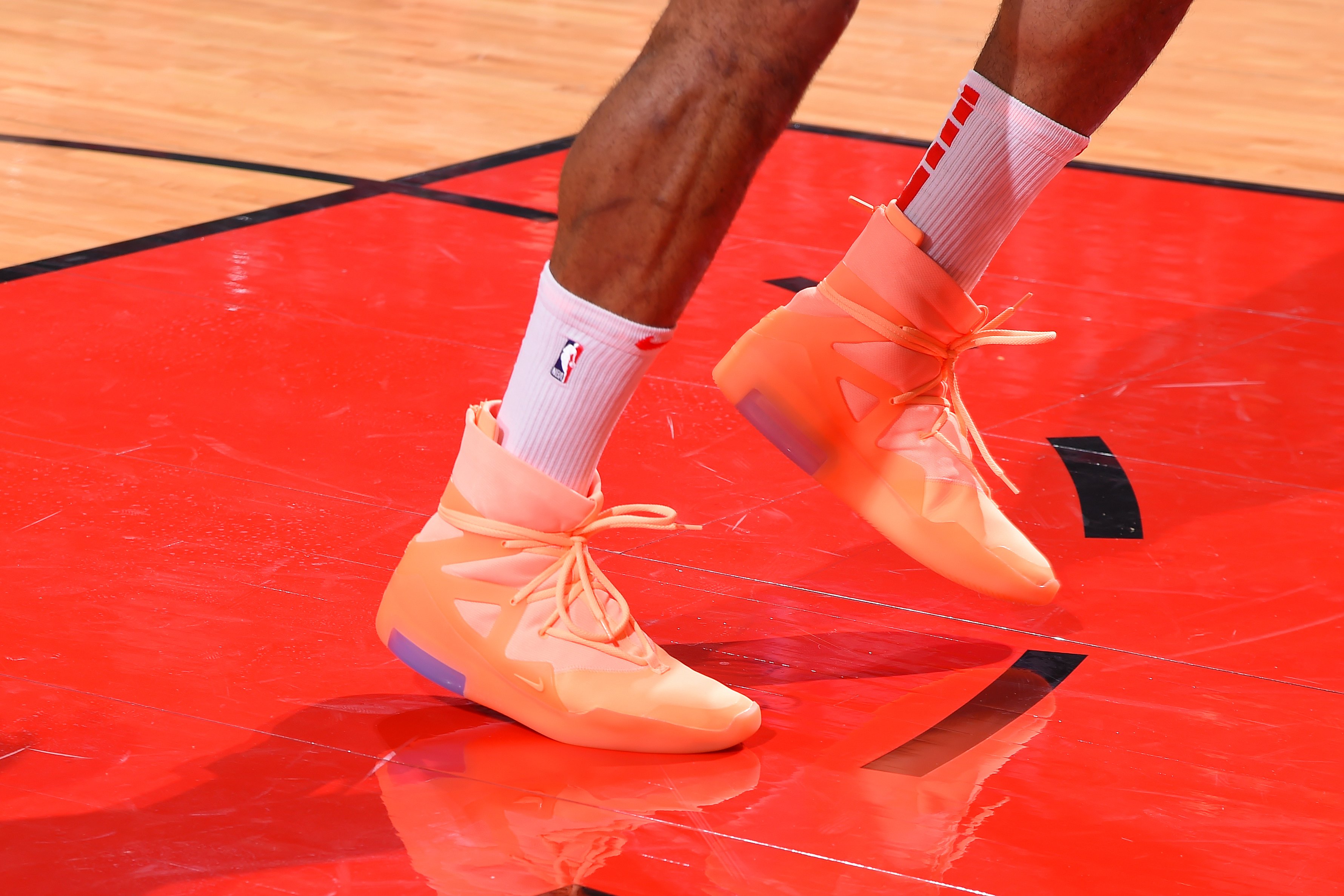 SLAM X A night of debuts as the Friends Nike Kyrie 5 and Orange Pulse Air Fog 1 hit the court. Full kicks recap https t PiM8BCSEiU https t 3GXnGDb3uT X