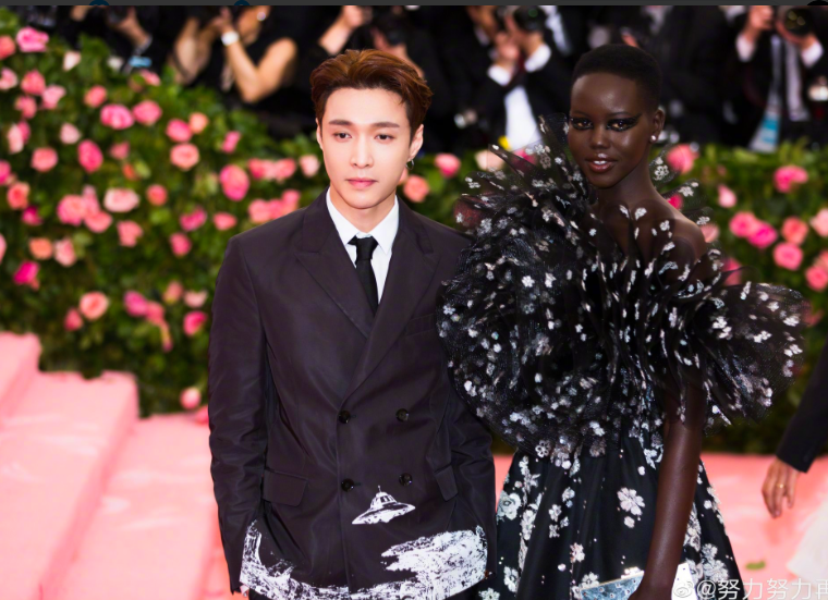 WORLDMUSICAWARD's tweet photo. #EXO's gorgeous #LayZhang stunned at the #MetGala yesterday, making a star entrance in #Valentino at Fashion's biggest night!👨‍🎤📸🌟🔥👑 @layzhang
https://t.co/ZLIQw7yjh2 https://t.co/U0QbRtyZTA