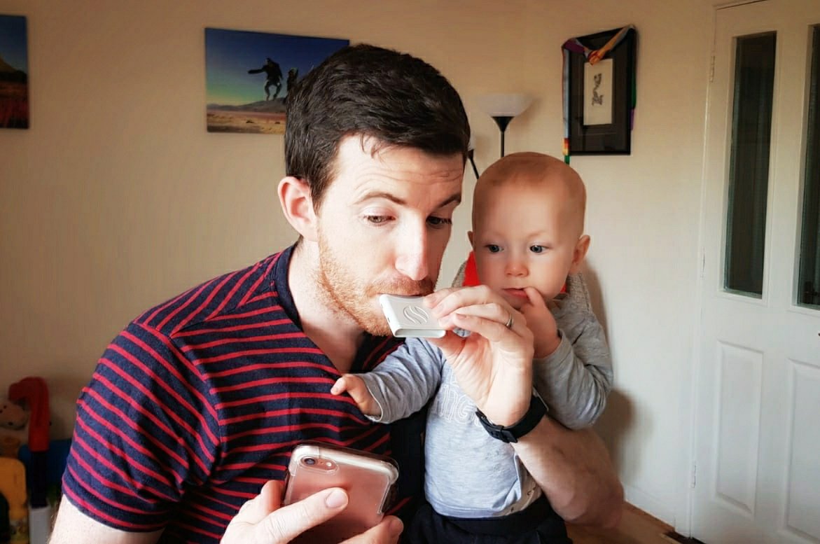 FoodMarble's tweet photo. Baby Oscar is helping his dad @shane_a_lynn check his #fermentation levels after lunch. Thanks Oscar! If you're wondering what Shane is checking, have a read of our blog about #FODMAPS and Hydrogen Breath Testing. #guthealth #HealthTech #digestion

https://t.co/dd4t67QL3P https://t.co/xYDMgCgnBv