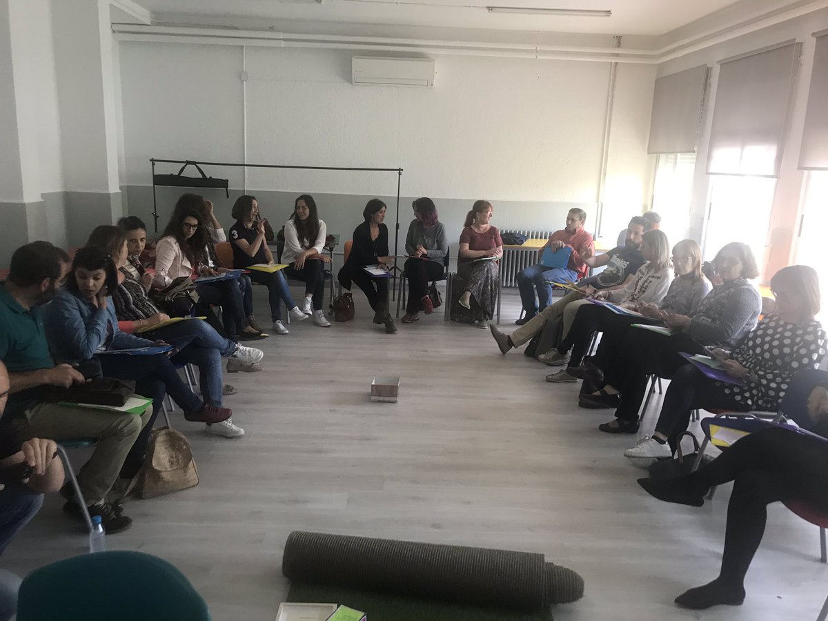 Continúa nuestra ruta por Extremadura, hoy en Navalmoral. Maravilloso recibimiento y lleno absoluto. Gracias <a href="/dgafprofesorado/">F. Prof. Aragón</a> <a href="/tomasguajardo/">Tomas Guajardo</a> <a href="/orezgz/">Joaquin Conejo 🪳🐀</a> <a href="/TeresaBallestin/">Teresa León</a> <a href="/CPRNavalmoral/">CPR  Navalmoral</a> <a href="/Junta_Ex/">Junta de Extremadura</a>