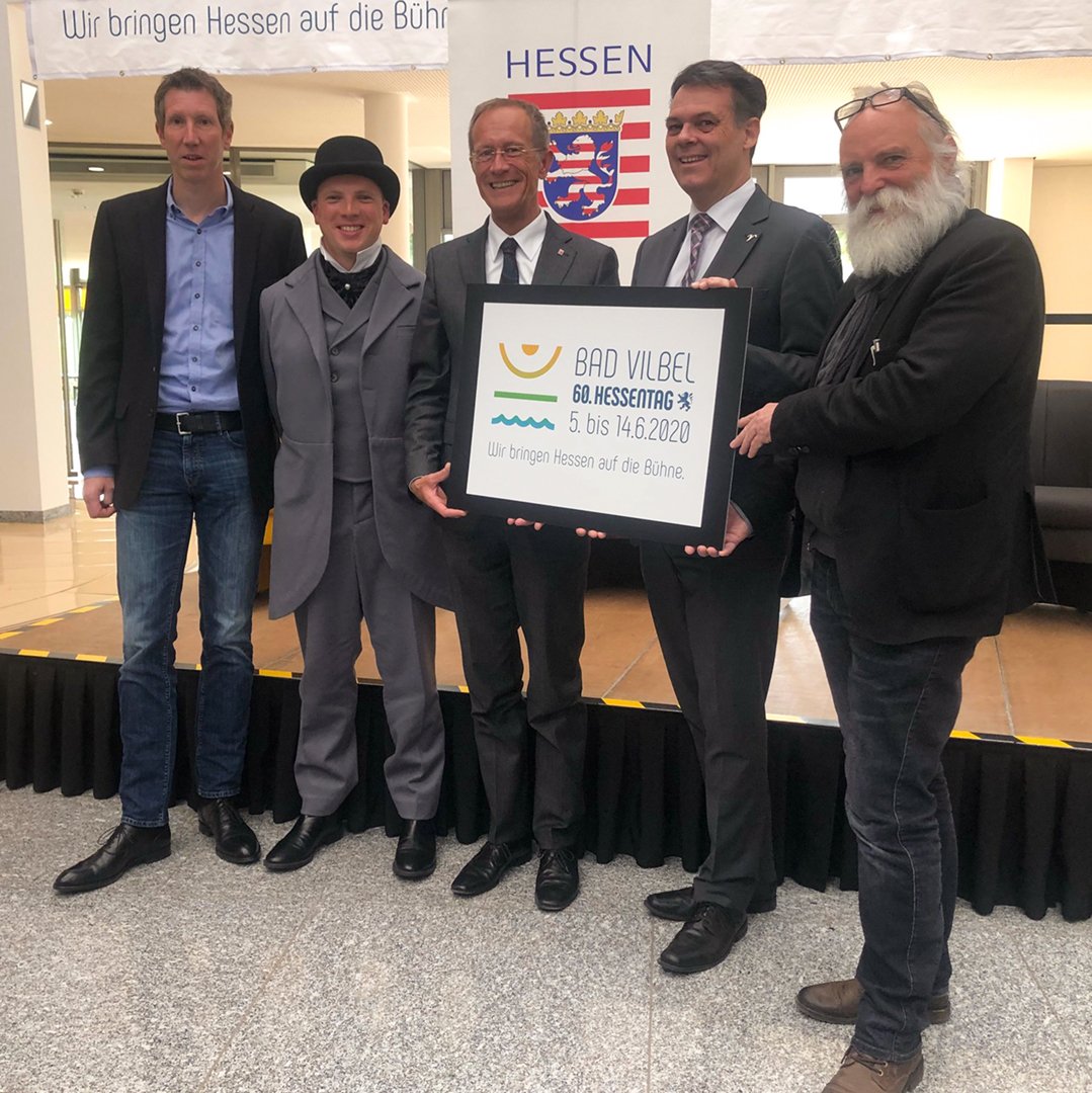 Wir bringen Hessen auf die Bühne. So lautet das Motto des 60. Hessentags 2020 in Bad Vilbel. Wir von PUNKTUM als in Bad Vilbel beheimatete Werbeagentur sind stolz, dass wir Stadt und Hessische Landesregierung mit unserem Entwurf für Logo und Claim überzeugt haben.