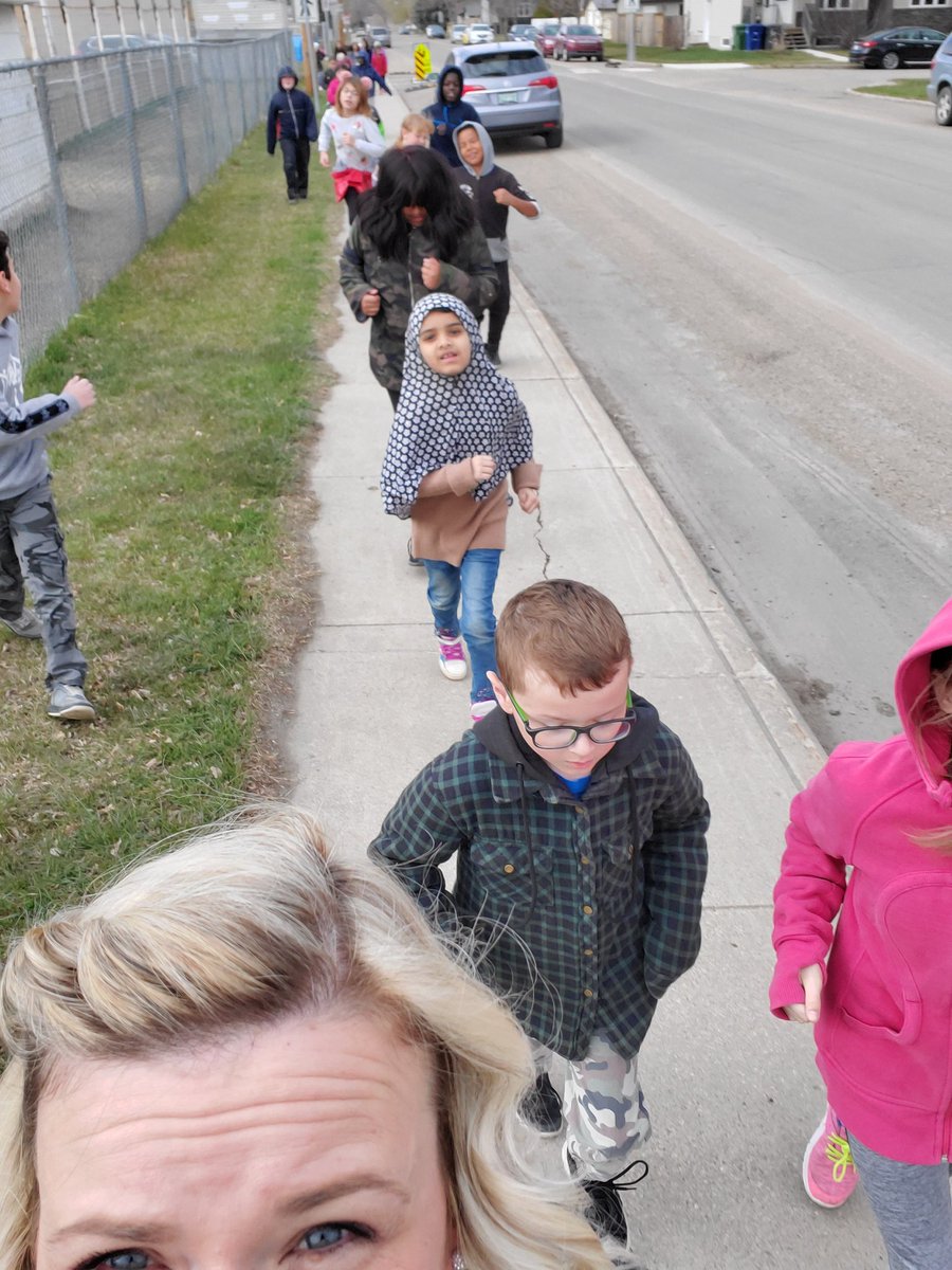 antoshkiwj's tweet image. Nice little community run/walk to start our PE class @SutherlandScho1 ! #trackpractice #longdistancerunning