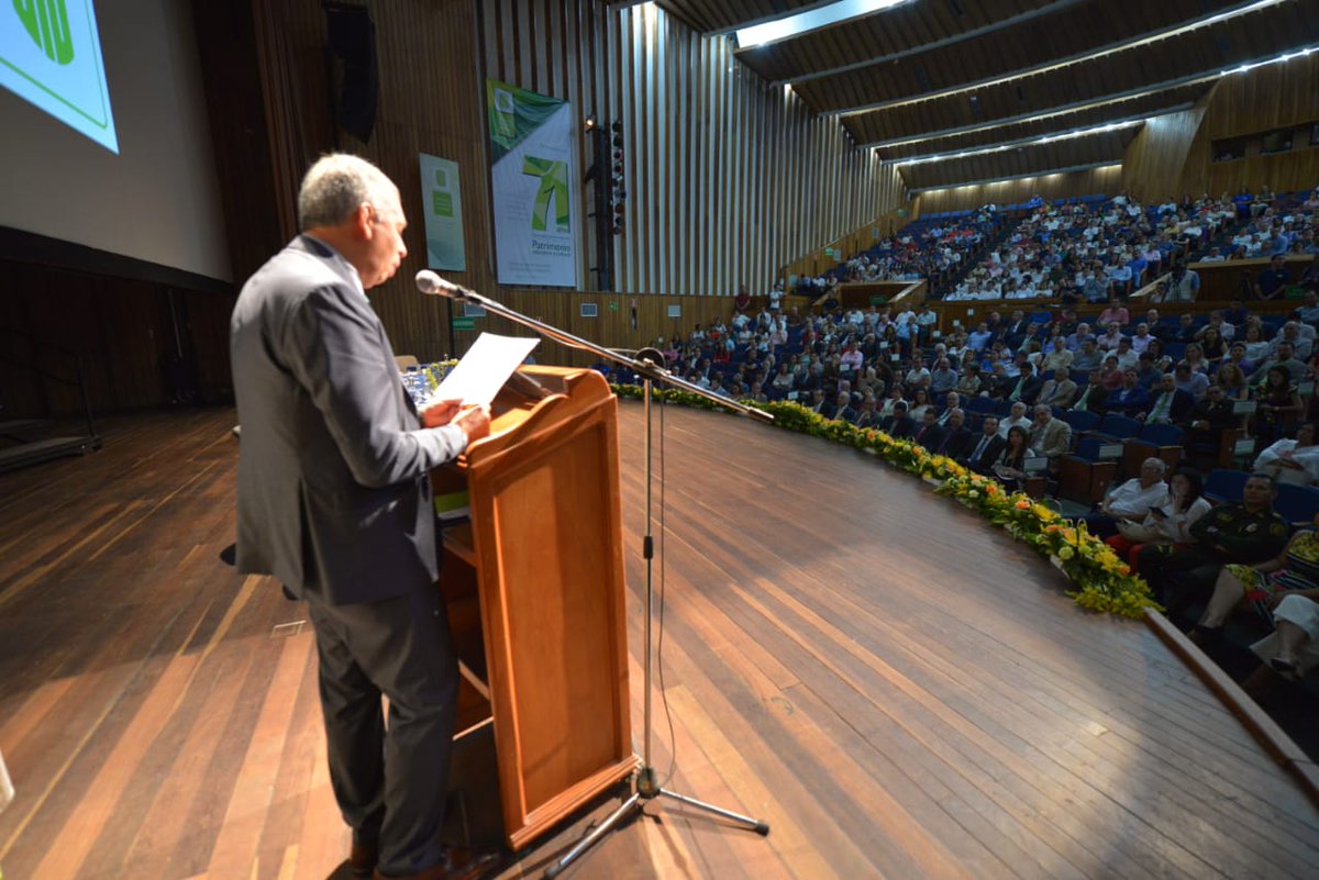Como rector, asumo ante todos ustedes los compromisos que se derivan del programa de gestión rectoral.
Para el nuevo trienio, el reto es trabajar por una universidad más inclusiva, más pertinente y más internacional. ¡La UIS es trabajo de todos!