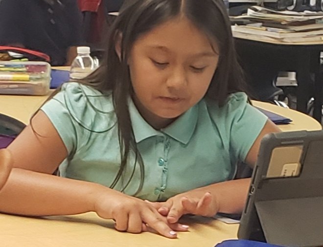 NelsonTigers's tweet photo. The brains are buzzing in @crloves2teach's math workshop today! #Nelson3rd are solving word problems, investigating fractions, and using @PhETsims to build fractions. @TUSDschools #wearetusd https://t.co/khIcyVZjfS