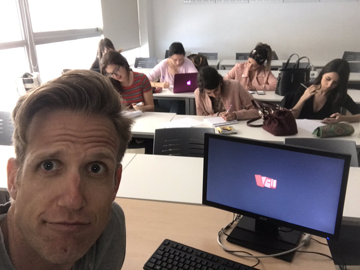 OscarMartinezTV's tweet photo. Tengo unas alumnas muy aplicadas y profesionales... sois muy top! 😀👍 #universidad 🎓#tv https://t.co/EJliGQWnGA