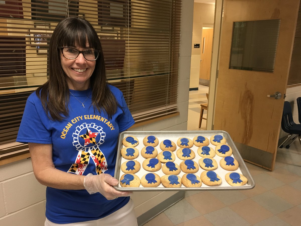 OCESDolphins's tweet photo. Thank you Worcester Technical High School for our very yummy Blue Ribbon award cookies! @WorcesterSystem @WorcesterFFA #TeacherAppreciationWeek2019 #blueribbonschool https://t.co/TMUQkIZBHE