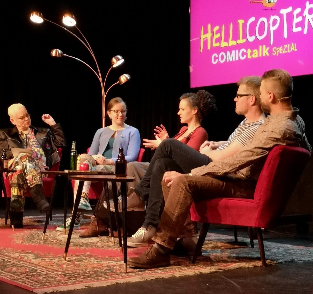 DerComicTalk's tweet photo. Der #HELLIcopter das @DerComicTalk-Spezial war toll! Dank an die wunderbaren Gäste @helenebockhorst, @AlectorFencer, @DerFlixxx und @RalfKoenigComic, an das Team vom #Schmidtchen, an die Crew und natürlich an das großartige Publikum in #Hamburg.
Morgen könnt ihr es selbst sehen. https://t.co/mDVUsN8Kzf