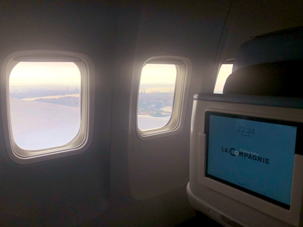 BerthierXavier's tweet image. Hier j’ai eu la chance d’être sur le vol inaugurale Nice - New York direct de @_LaCompagnie 😍
Non seulement c’est qd même hyper pratique le vol direct mais en plus quel confort 🚀❤️. Merci @_LaCompagnie et @avi_intl, grâce à vous, 3 jours à New York au top cette semaine