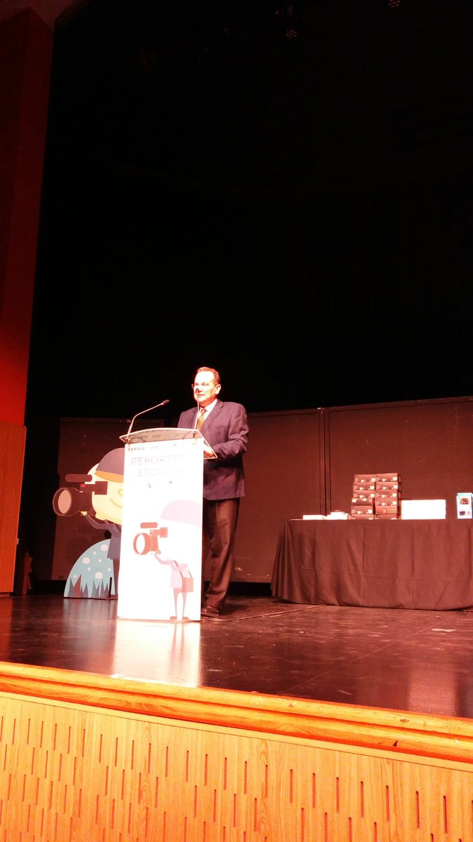 ReporterEscolar's tweet photo. El rector de @UNIRuniversidad, José María Vázquez; y el Director General, Javier Doval, se dirigen a los concursantes de #ReporteroEscolar: "Con vuestra participación ponéis en valor la labor de los #periodistas y el #periodismo"
@lariojaorg @UNIRuniversidad @lariojacom https://t.co/x4iY4mj1uU