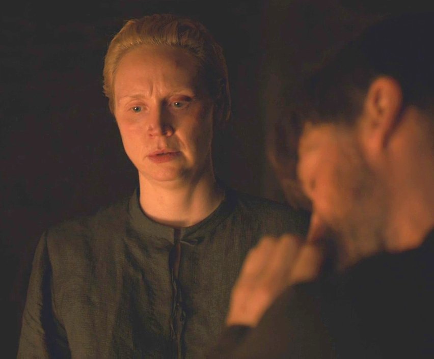  JAIME & BRIENNE Happy moments in episode 8x04A THREAD.PART 10.J: "It's bloody hot in here!"J: *chuckles and looks at her, panicking*B: *looks at him while he struggles against his shirt, thinking of what to do* #GameOfThrones #JaimeLannister #BrienneOfTarth