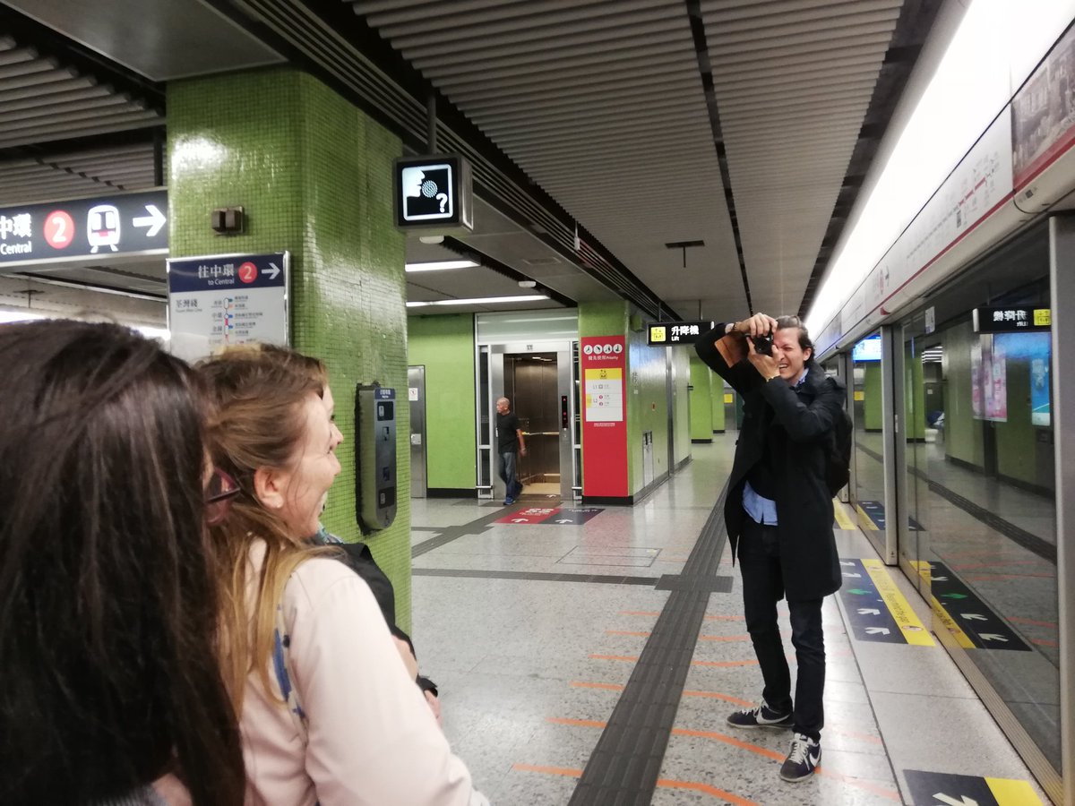 PMOrchest's tweet photo. Séance de photos dans le métro #hongkong @LeFrenchMay #PMOontour #lovelynight #tootiredtosleep https://t.co/OrrMAmFzMR