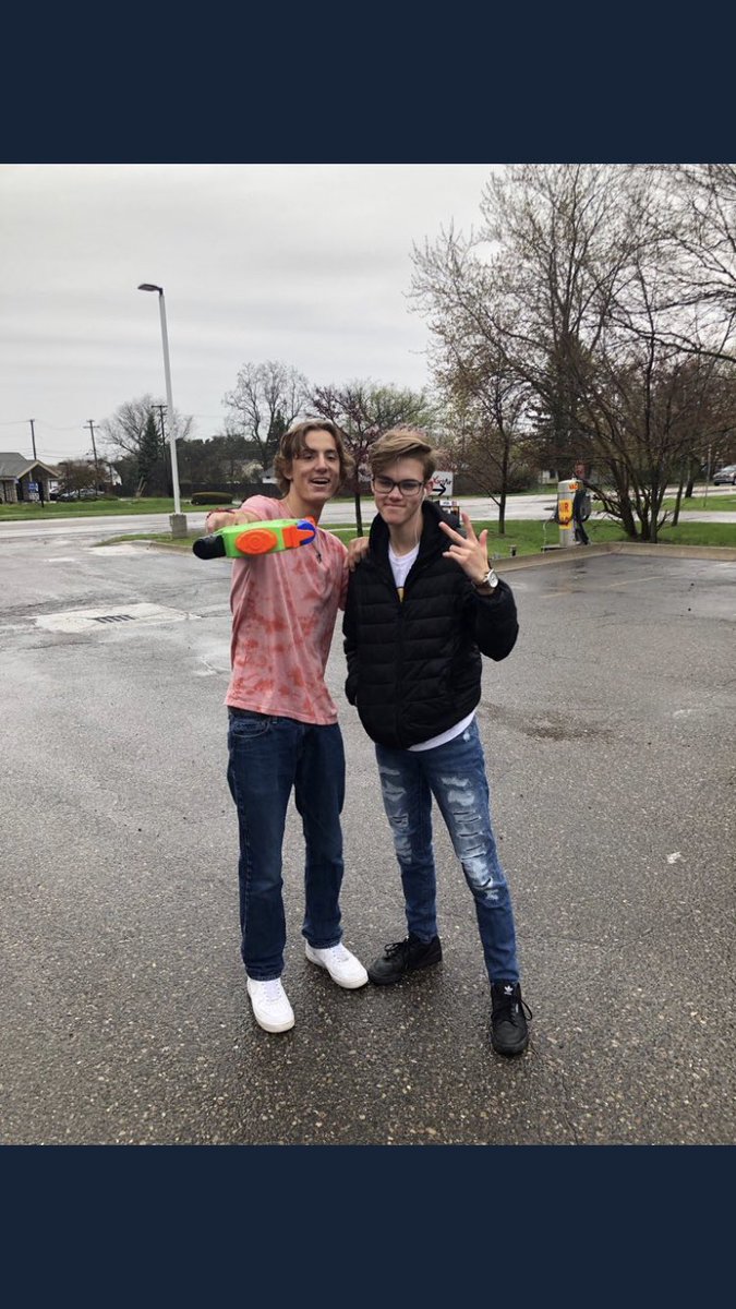 MHSWater19Wars's tweet photo. Compilation pt 2: tall brunette continues to get nice blondes wet.
Squirt compilation: 1 
Faucet failure: 0 https://t.co/MmdPFSVKKo