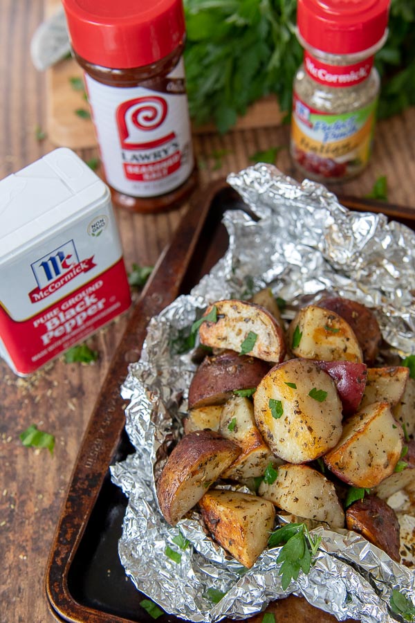 Easy Grilled Potatoes in foil packets take five minutes to prepare, only a few simple ingredients, and makes perfectly crispy and seasoned red potatoes. #AD #SummerHitMaker mamagourmand.com/grilled-potato… @Walmart @McCormickSpices and @LawrysSeasoning