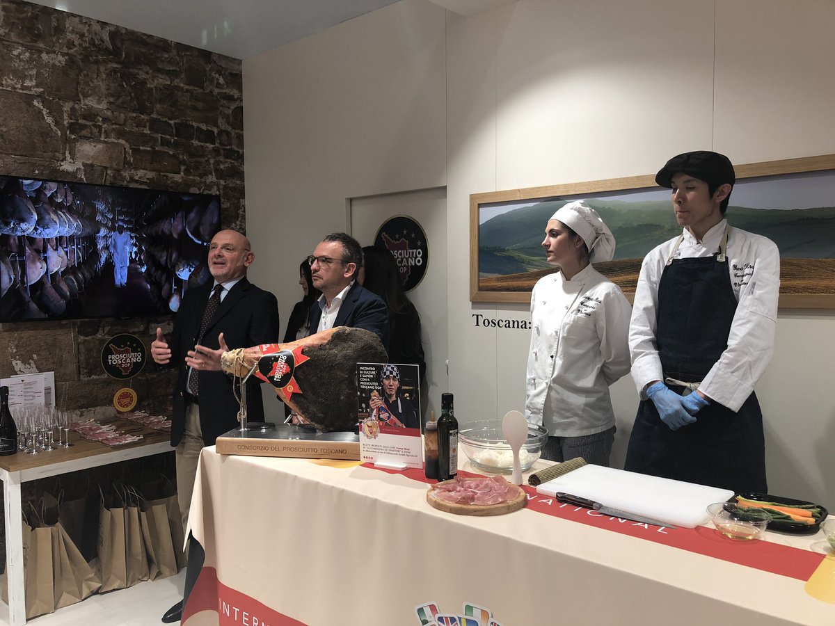 Buona anche la seconda per il Prosciutto Toscano DOP che a TuttoFood Milano ha ospitato lo chef Yuma Hirai del ristorante ‘La Compagnia dei Vinattieri’ che ha preparato sushi 🍣 di Prosciutto Toscano Dop e ravioli 🥟 di sfoglia di riso vietnamita con Prosciutto Toscano