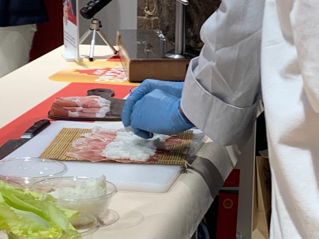ProscToscano's tweet photo. Buona anche la seconda per il Prosciutto Toscano DOP che a TuttoFood Milano ha ospitato lo chef Yuma Hirai del ristorante ‘La Compagnia dei Vinattieri’ che ha preparato sushi 🍣 di Prosciutto Toscano Dop e ravioli 🥟 di sfoglia di riso vietnamita con Prosciutto Toscano https://t.co/SdiyTbty4a