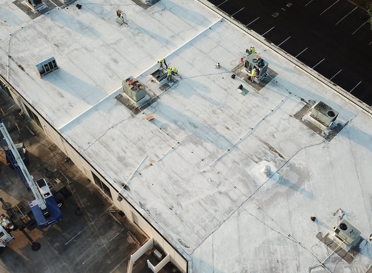 MaintenXOnline's tweet photo. Shout out to our #HVAC Team putting in work this past weekend installing 17 new units for a Pharmacy in Orlando! Go Team! #TeamMaintenX #FacilityMaintenance #MaintenanceExperts #HVACExperts #SuperServiceTeam #TeamWork https://t.co/D8lYF9zKlU