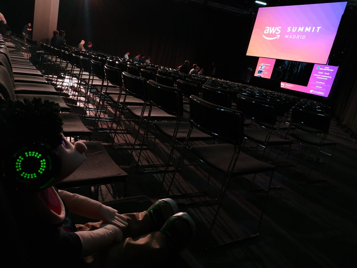 ITfluencer's tweet image. #ITfluencer a la expectativa 🤓 Estar siempre en modo #Day1 tanto a nivel de empresa, como personal. #AWSSummit @ITfluence_es