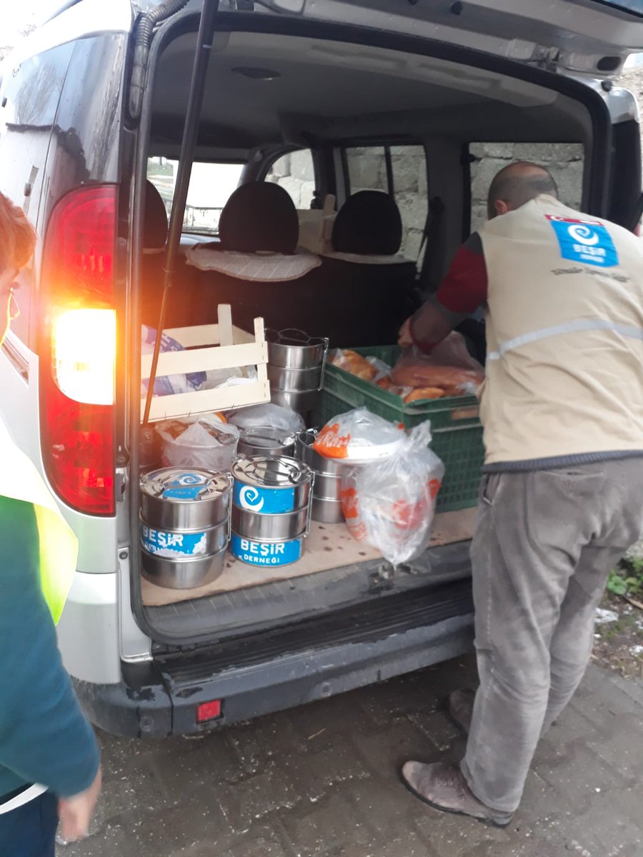 umutogur04's tweet photo. Ramazan 2. Gün
#iyikivarsin #Beşir 
#Birkap #Birkalp projesiyle bağışçılarımızın sevgi ve muhabbetle hazırlamış oldukları yemekleri iftar vaktinde sıcak sıcak ihtiyac sahiplerine ulaştırıyoruz 

Ağrı  Beşir derneği https://t.co/8L8ZEagHdO