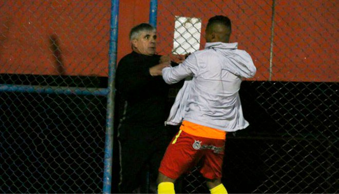 TimeBreakHyo's tweet image. CASI SE VAN A LOS GOLPES: Marcelo Grioni y Charles Monsalvo se fueron a las manos en un partido jugado en el Estadio Huancayo, donde la policía tuvo que intervenir #TimeBreak ⚽️😮
Fuente: @tuitdepor