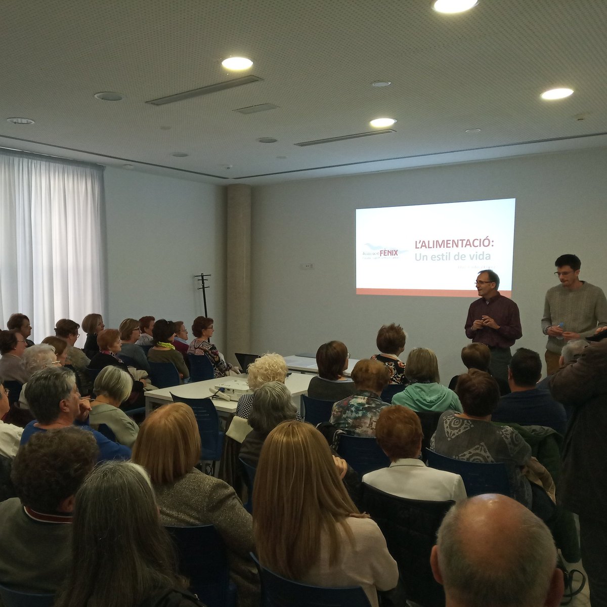 AssociacioFenix's tweet photo. Èxit de convocatòria en la xerrada presentació del servei de nutrició de l'@AssociacioFenix impartit per #LluisCodina al casal cívic de #Solsona https://t.co/Evr9h60wZM