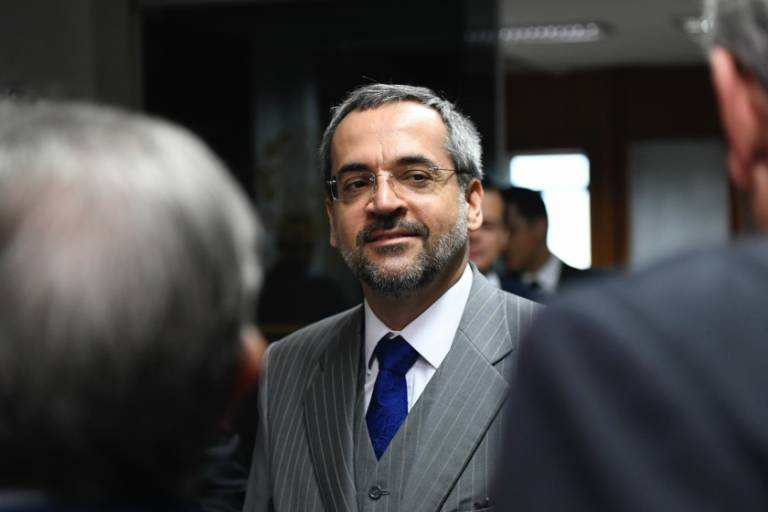 Ministro chantageia senadores: só revê cortes na Educação se reforma da Previdência for aprovada bit.ly/2J61sQs
"Se a gente não passar (a reforma da Previdência) vamos para um estágio de estresse", disse Abraham Weintrab em audiência na Comissão de Educação do Senado