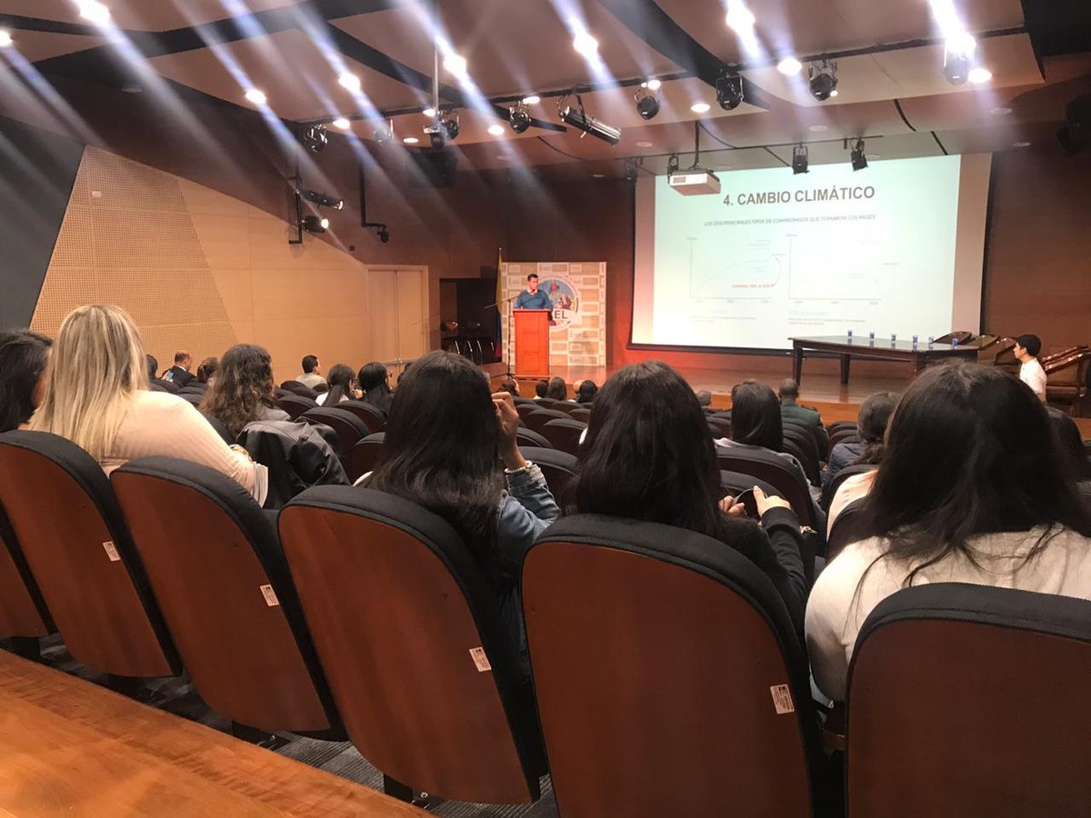 SenadoGovCo's tweet photo. #EventosSenado #FeriaInstitucional | Hace su intervención en la Feria Interinstitucional el Dr. Jaime Gutiérrez Fonseca, profesor de la Universidad de los Andes, quien expone sobre abordajes ecológicos y efectivos para cuidar el agua. https://t.co/taKRQPj1lI