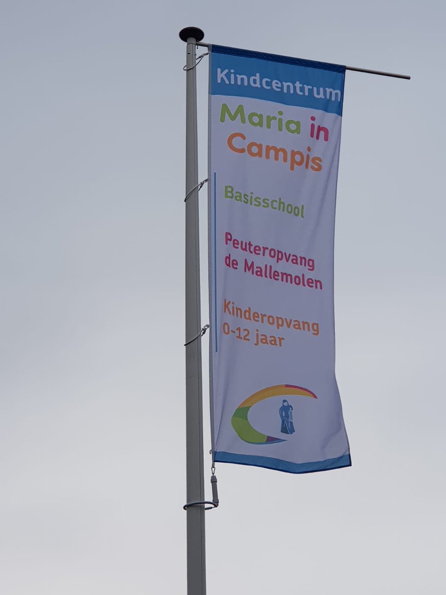 ChristavdVeen's tweet photo. De nieuwe vlag hangt alvast..
Morgen om 12:15 is de opening van het kindcentrum. U bent van harte welkom om tussen 12:15 en 14:30 uur een kijkje te komen nemen. ##mariaincampisschool #primenius #tamariki https://t.co/VHprVAdYtt