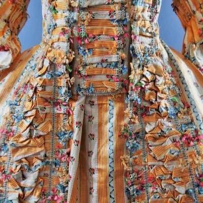 SilkDamask's tweet photo. #textiletuesday: Guaranteed to brighten your day. #SackBack gown Robe de cour à la française en pekin de soie mexicaine et Falbalas For more, see: @VillaRosemaine Centre d'étude et de diffusion du patrimoine textile #villarosemaine #antiquegown #18thccostume #georgiangorgeous https://t.co/irkGSXXafx