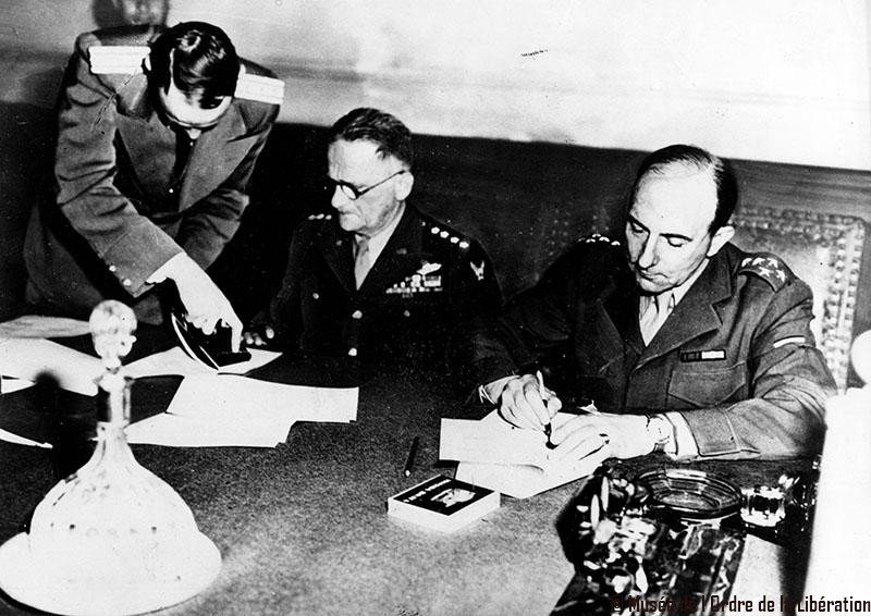 #CeJourLà Le 8 mai 1945, le général de Lattre de Tassigny, compagnon de la Libération, signe à Berlin l'acte de capitulation de l'Allemagne au nom de la France, aux côtés des Alliés. #8mai