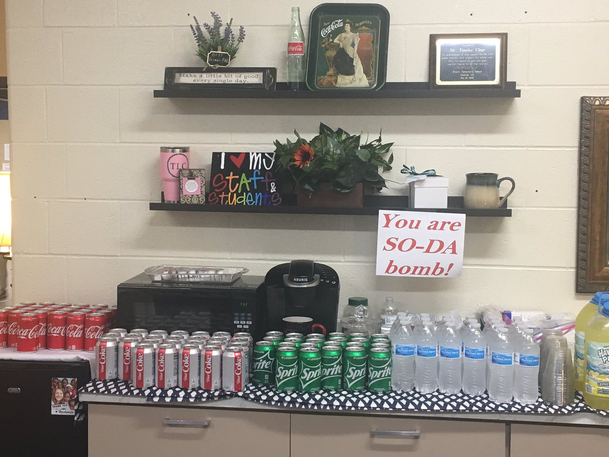 MrsTLCline's tweet photo. Teacher Appreciation Day 2! Can you feel the love?!!! #TeachersAppreciationWeek #proudprinciPAL https://t.co/Gx7JoDLnrA