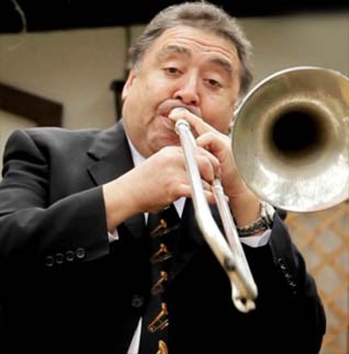 Hoy lamentamos el sensible fallecimiento del eximio trombonista nacional Héctor Briceño y le enviamos nuestras condolencias a sus familiares. 
Adiós querido “Parquímetro” y larga vida a tu trombón 🎶👏👏 

Foto: musicapopular.cl