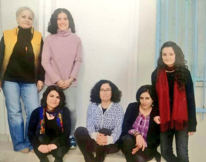 Zeynep sipçik (oturan soldan 1. ) 4 yıldır Sincan k.kapalı
1 Mart’tan beri grevde, 11 kilo verdi . Tuz, ayran, şeker  ve B1 (Kalbin ve beynin normal fonksiyonuna katkıda bulunur) verilmiyor.
Tuz,ayran, şeker takviyesi yapılmadığı gibi kantinlere de verilmiyor .