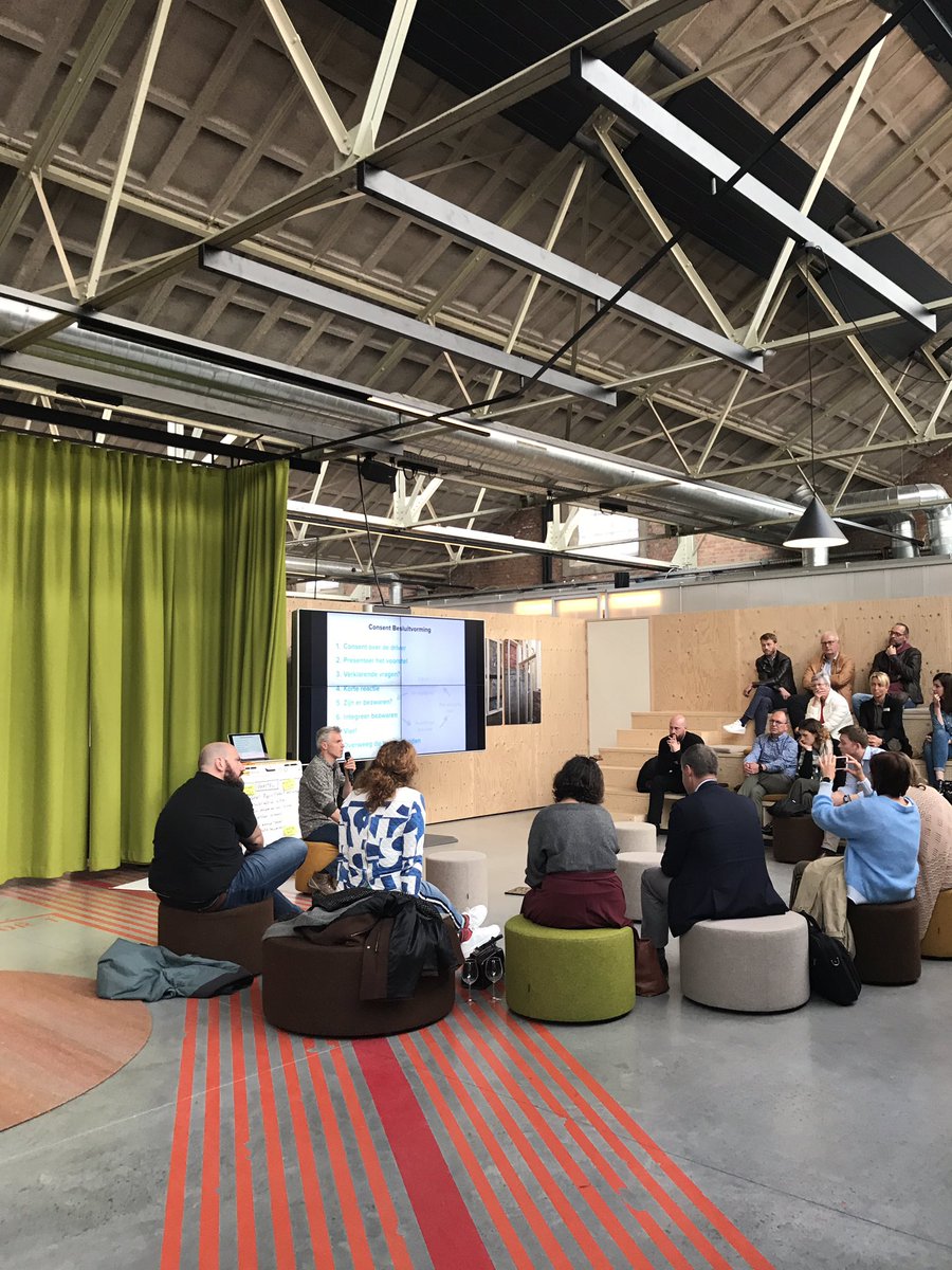 Een geboeid publiek luistert naar Jef Cumps. #Sociocracy30