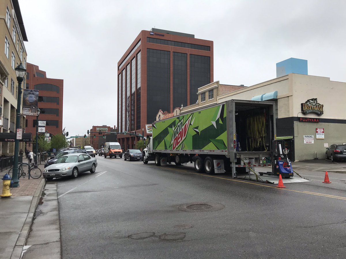 JO_Urbanist's tweet image. The real reason downtowns love their center turn lanes. This 12’ of wasted space could give 6’ toward cafe seating. #downtowncs