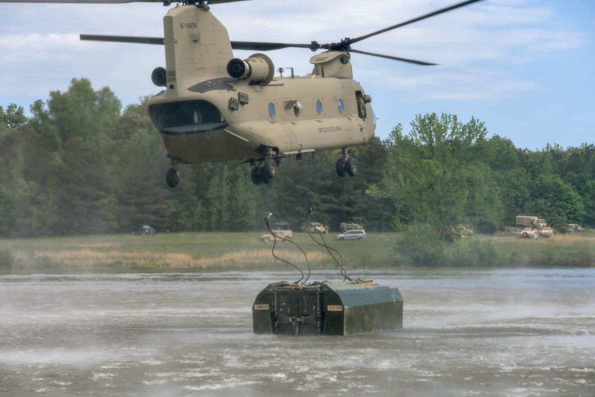 The Pachyderms​ supported @StrikeBCT during a brigade-level field training exercise dropping off a zodiac boat and two bridge pieces as part of a bridge emplacement in order for Soldiers to perform a wet-gap crossing. 🚁🦅WINGS OF DESTINY!🦅🚁 @USArmy @FORSCOM @101stAASLTDIV