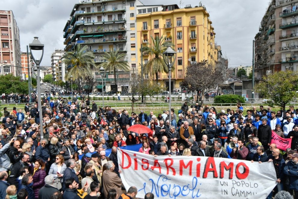 #disarmiamonapoli 
In piazza per la piccola Noemi, contro la camorra! 
Se fosse stato un atto criminale commesso da immigrati, il "ministro della paura" sarebbe sceso a cavalcare la rabbia popolare. Totale assenza invece nella lotta alla criminalità organizzata.