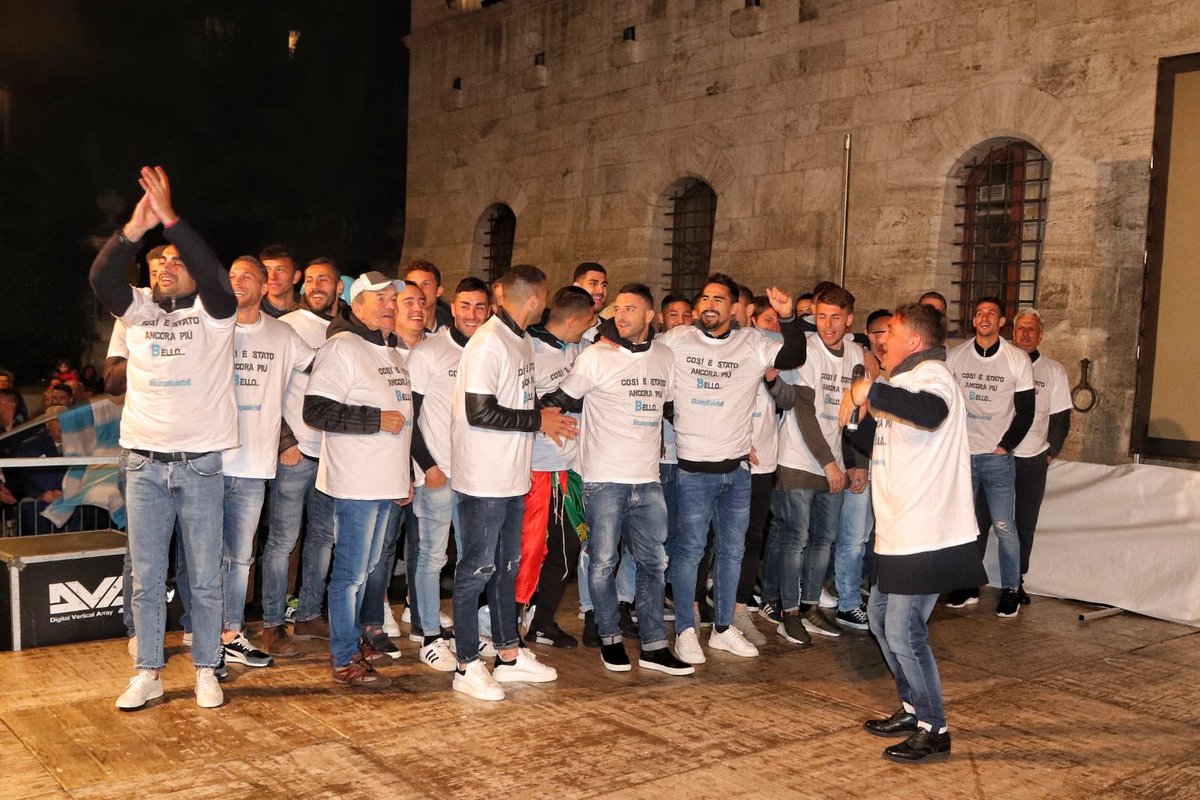V_Entella's tweet image. Piazza Mazzini ancora una volta è biancoceleste
#goodtoBback #ilcampohadettoB #chiavari #Entella #ForzaEntella #serieB