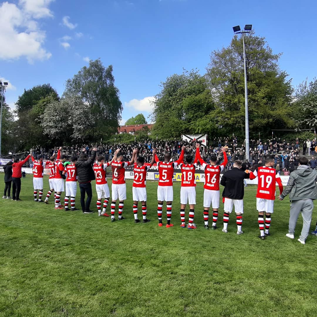AltonaerFC1893's tweet photo. Mit dem 17.(!) "zu null" und nem "schmutzigen", aber eminent wichtigen, 1:0-Sieg gegen @SV_Rugenbergen könnte mit einem... . Aber lassen wir das. Wir danken 884 Zahlenden und wünschen ne schicke Woche! #OLHH #A93RUG #stepbystep #AJK #allezusammen #1893statt0815 ⚫⚪♥️ https://t.co/vXWqw6Xigh