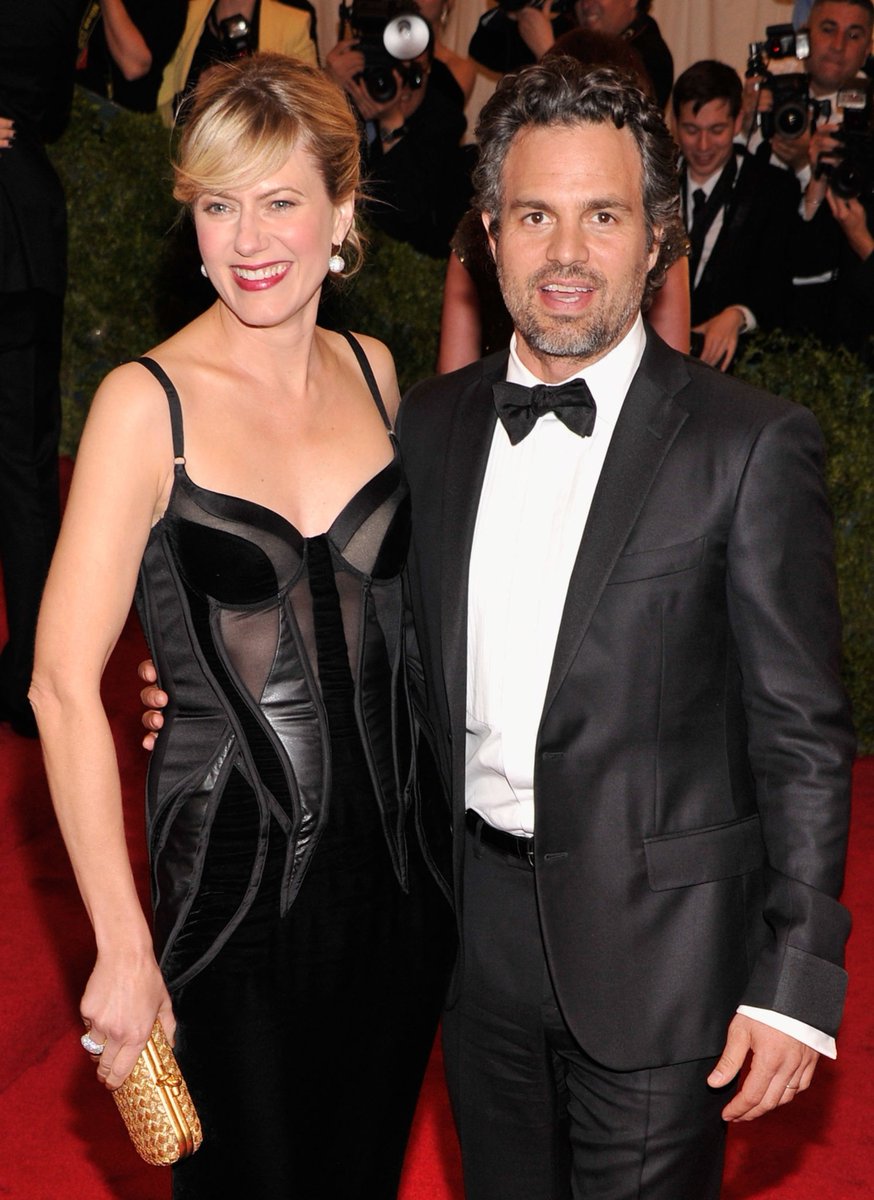 ruffalocentral's tweet photo. Throw back to @MarkRuffalo celebrating the first Monday in May &amp; attending the Metropolitan Museum of Art Costume Institute benefit in 2006 &amp; 2012. #MetGala https://t.co/pHF1FrmJUq